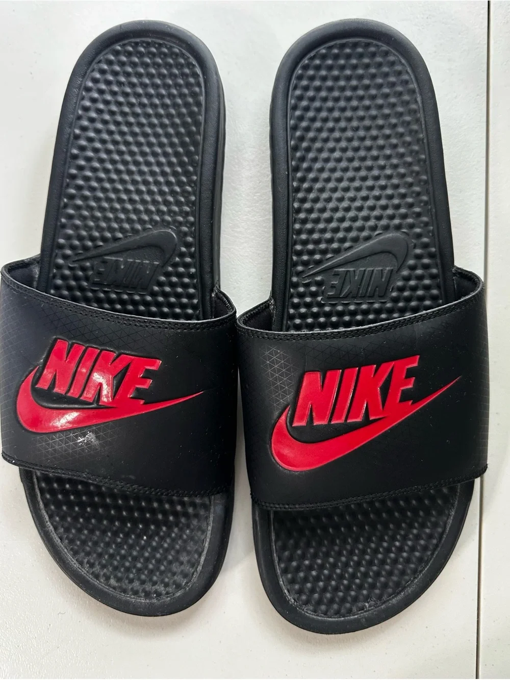 Nike 343880-060 Size 13 Men’s Black/Red Sandals. Pre-owned